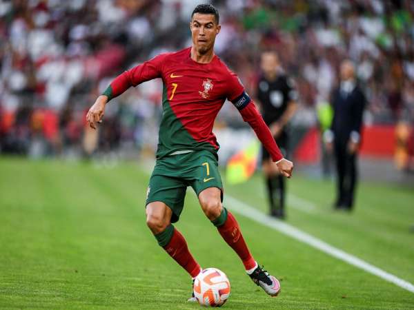 Cầu thủ Cristiano Ronaldo - Ông hoàng của những cú đúp